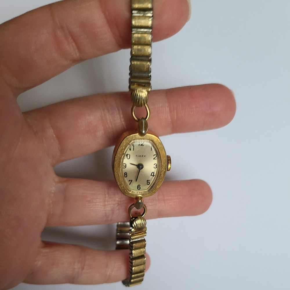ANTIQUE Vintage Ladies Timex Sleek Gold Tone Watch